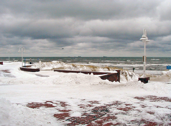 Verschneite Strandpromenade
