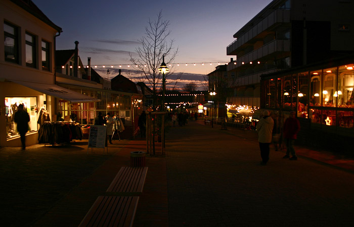 Hauptstra&szlig;e in der D&auml;mmerung