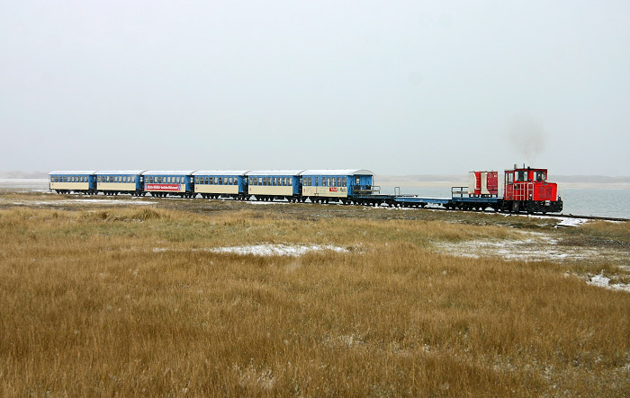 Inselbahn w&auml;hrend der Fahrt zum Bahnhof