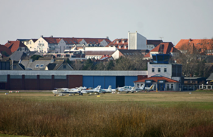 Blick vom Deich zum Flugplatz