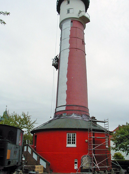 Halb gestrichener Alter Leuchtturm