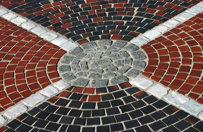 Steine auf der Strandmauer