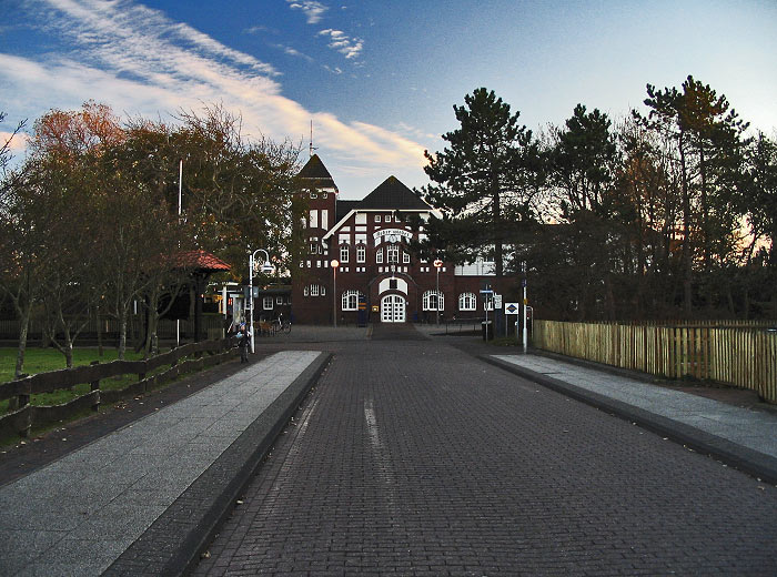 Untere Zedeliusstra&szlig;e mit Bahnhofsvorplatz