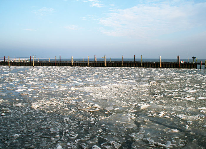 Treibeis im Hafenbecken