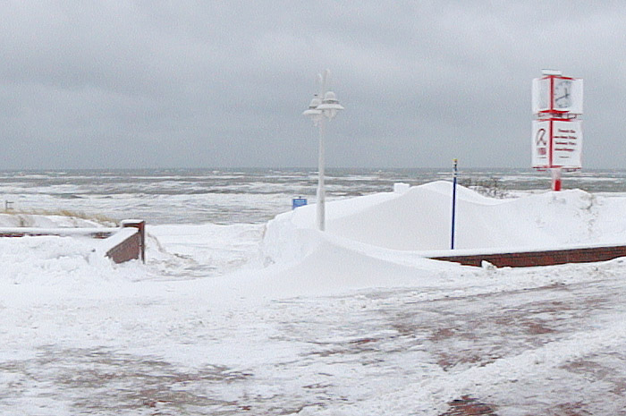 Strandpromenade im Schnee