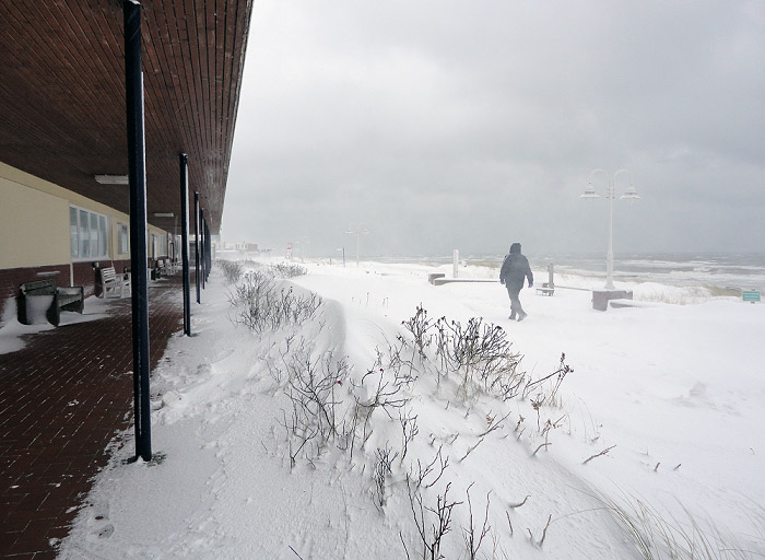 Strandpromenade im tiefsten Winter