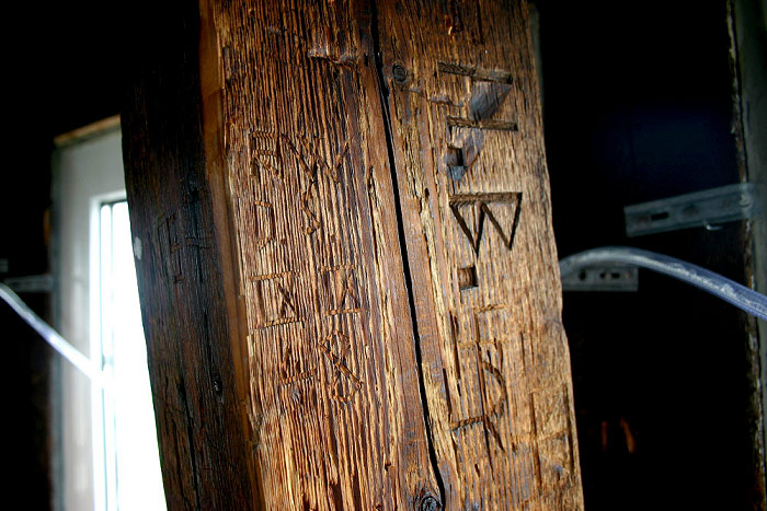 Alte Graffiti auf den Balken der Westturmspitze