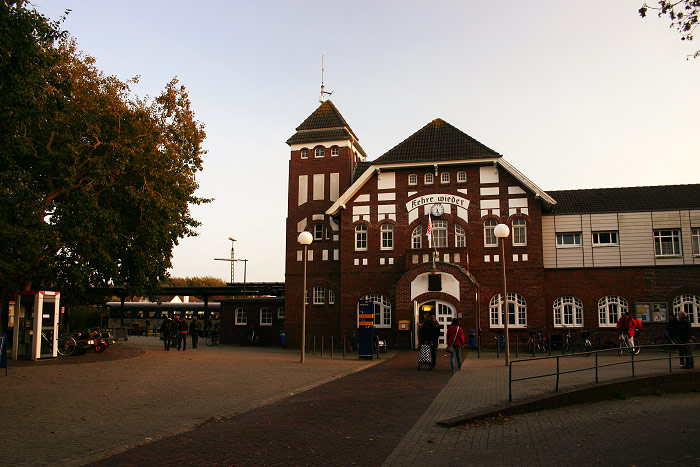 Bahnhofsgeb&auml;ude am Abend
