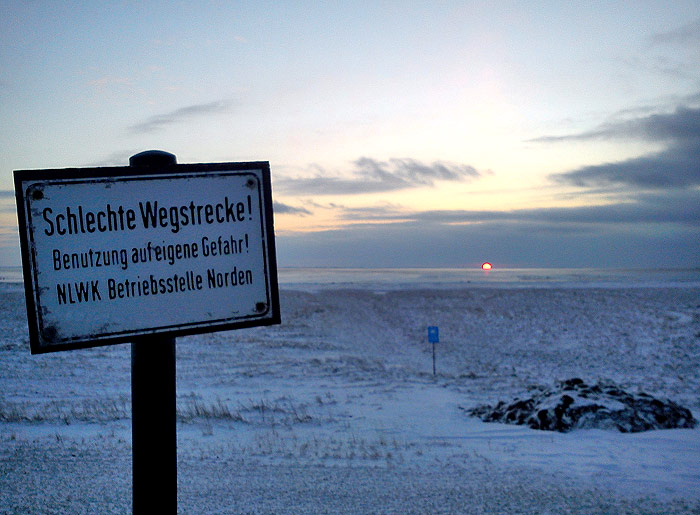 Schlechte Wegstrecke! Benutzung auf eigene Gefahr