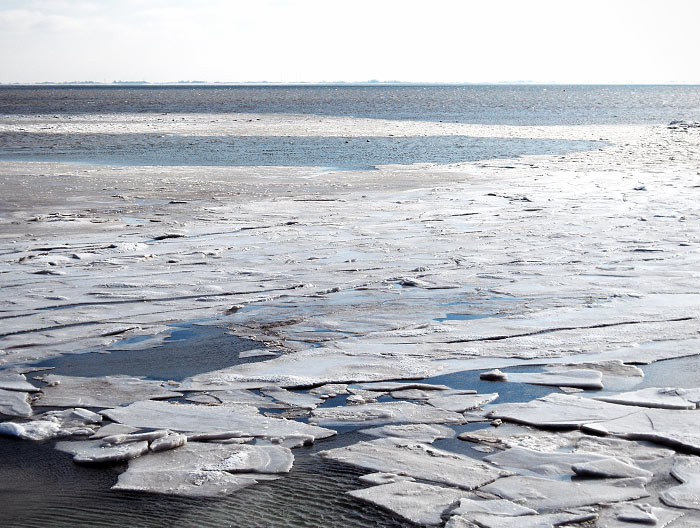 Eisschollen in der Hafeneinfahrt