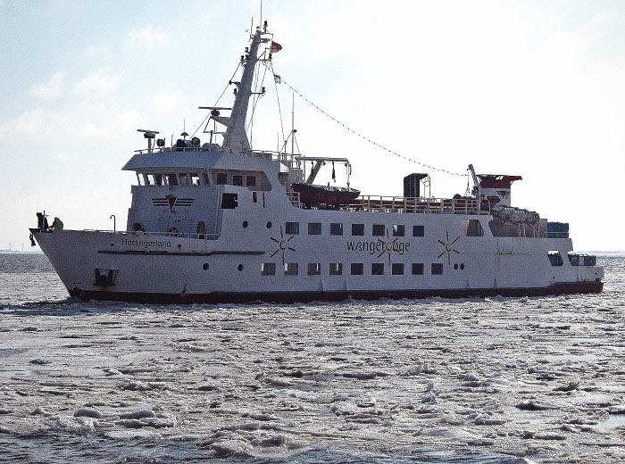 MS Harlingerland im Eis