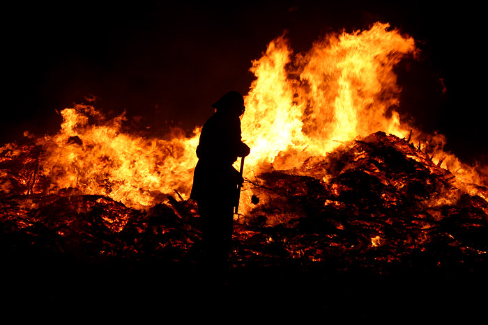 Beim Osterfeuer