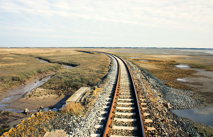 Fahrt mit der Inselbahn in Richtung Dorf