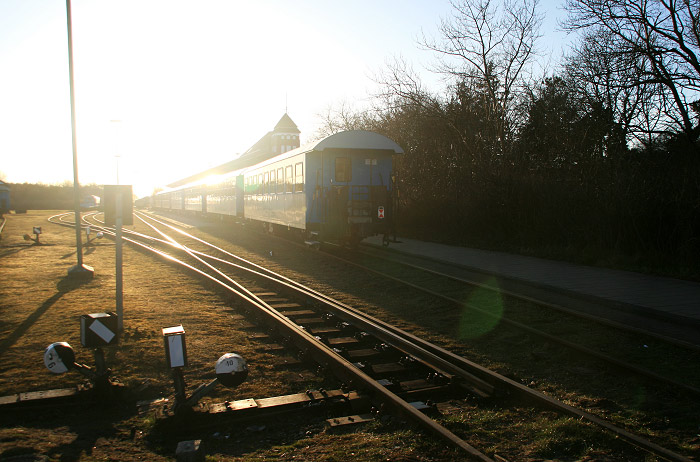 Inselbahn und Bahnsteig im Gegenlicht