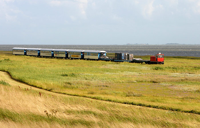 Inselbahn auf der Fahrt vom Dorf zum Anleger