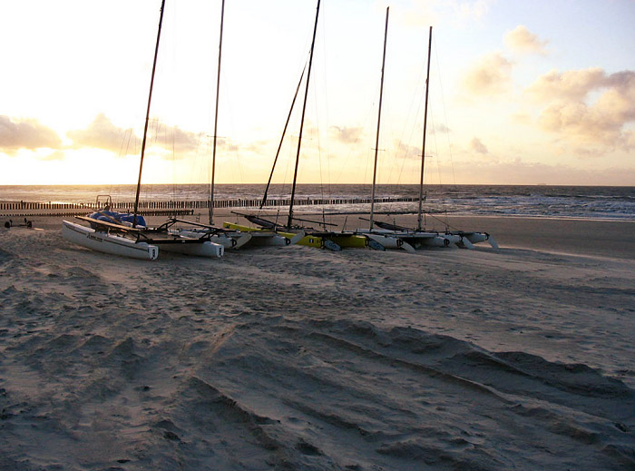 Katamarane am Surfstrand