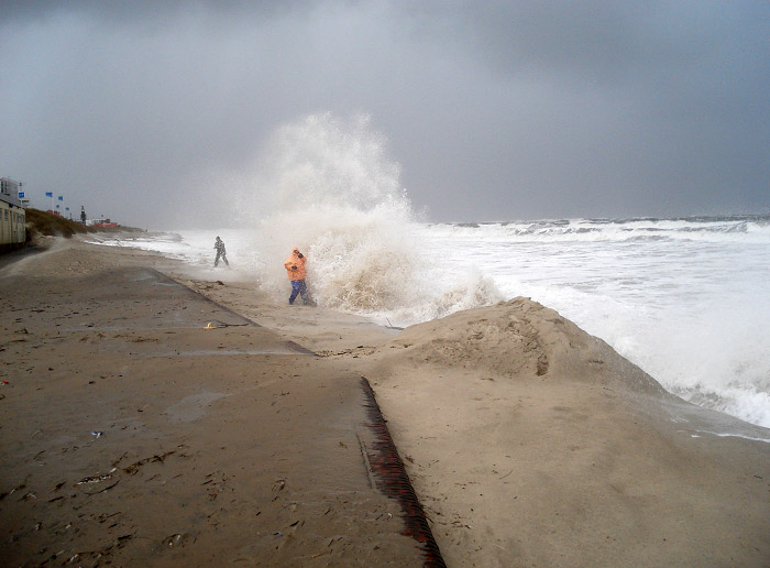 Schaulustige w&auml;hrend der Sturmflut