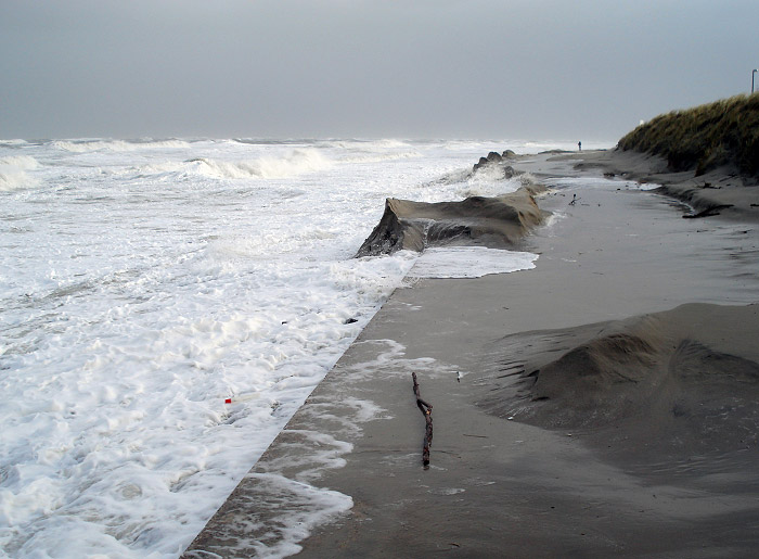 Strandmauer unterhalb des Kurmittelhauses
