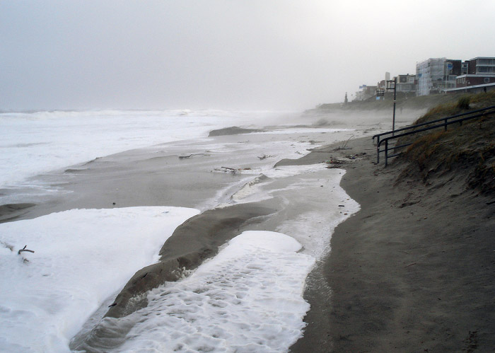 Strand w&auml;hrend des Orkantiefs Tilo