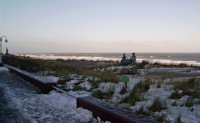Schnee an der Strandpromenade