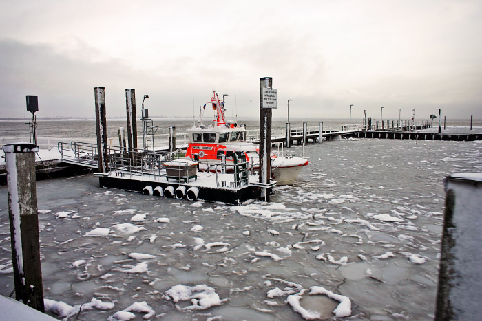 Seenotrettungsboot im Eis