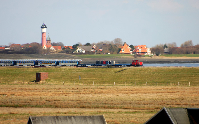Inselbahn-Zug auf dem Weg zum Anleger