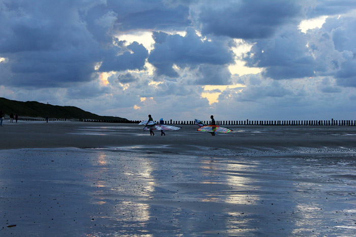 Surfer im Abendlicht