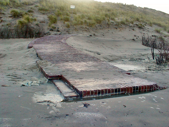 Freigelegtes Ende der Strandmauer