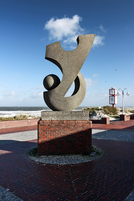 Der Navigator auf der Strandpromenade