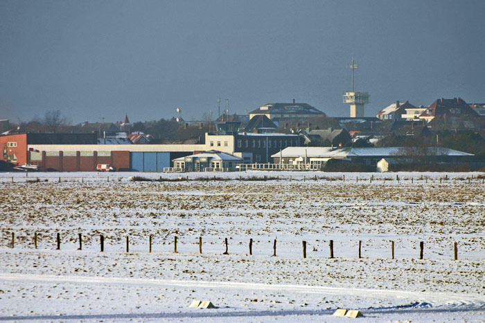 Verschneiter Ostinnengroden mit Flugplatz