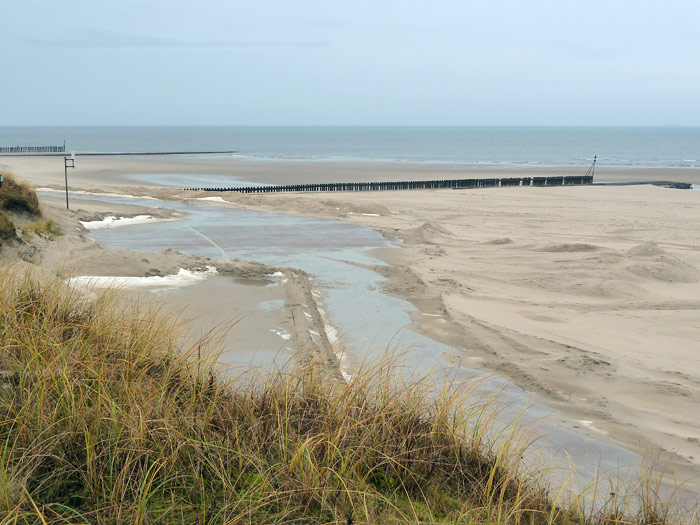 Menschenleerer Hauptstrand