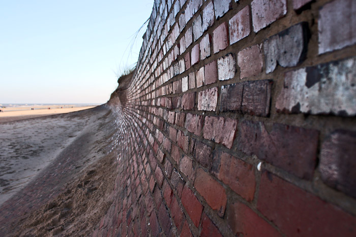 Alte Strandmauer östlich des Hauptstrandes