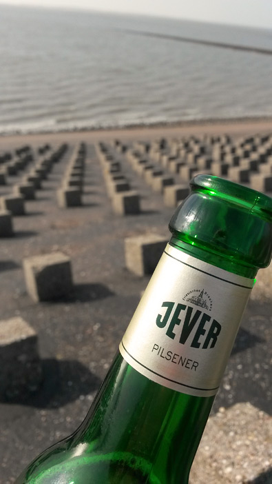 Gem&uuml;tliches Jever am Deckwerk