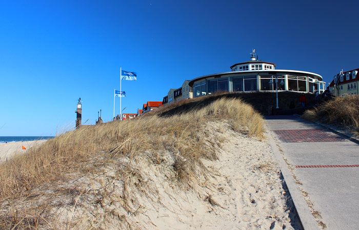 Blick hinauf zur Strandpromenade