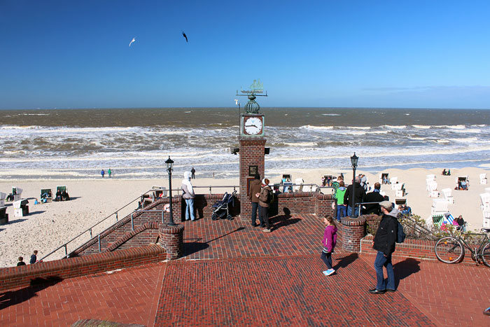 Hauptuhr im Frühling