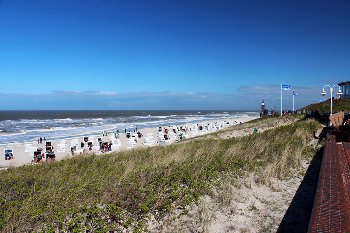 Blick von der Strandpromenade zum Strand