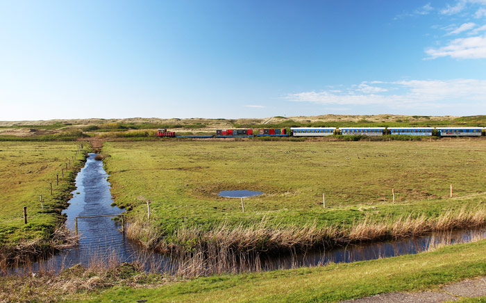 Vorbeifahrende Inselbahn im Westinnengroden