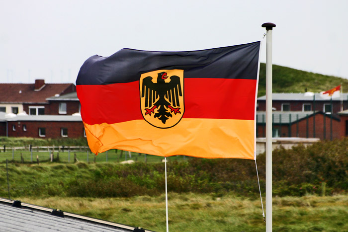 Bundesdienstflagge am Schirrhof des WSA