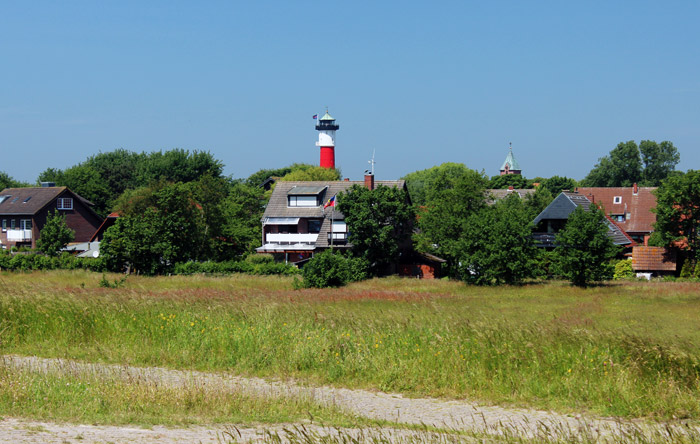 Blick auf Dorfgroden und Leuchtturm