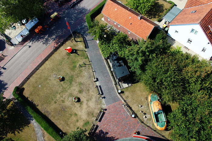 Denkmallok und Rettungsboot von oben aus gesehen