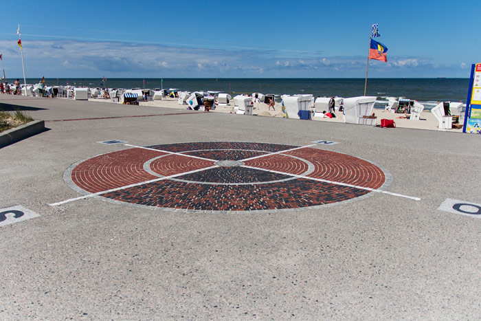 Windrose auf der Strandmauer