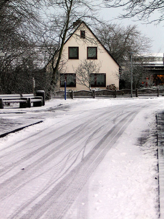 Verschneite Inselstraßen