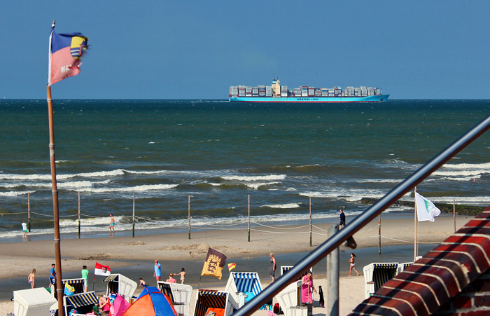 M&aelig;rsk-Containerschiff im Wangerooger Fahrwasser