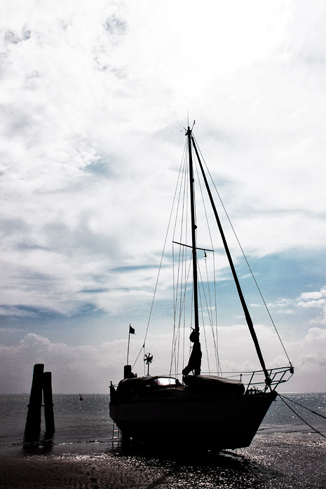 Trockengefallenes Segelboot
