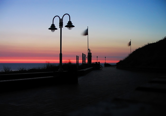 Morgend&auml;mmerung an der Strandpromenade