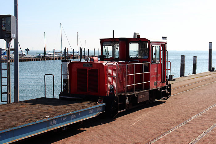 Diesellok der Inselbahn am Anleger