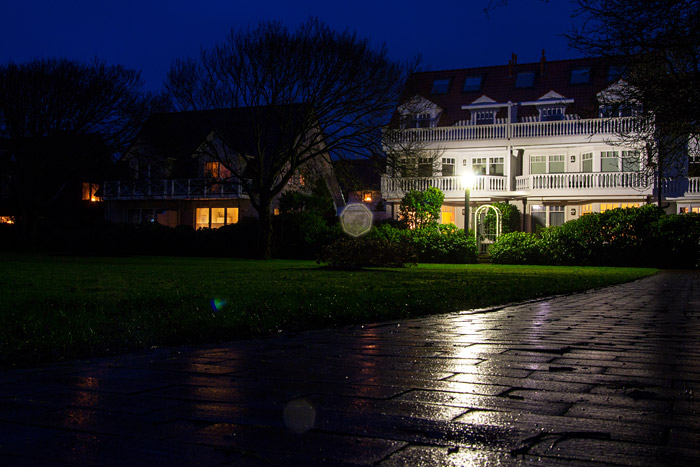Dorfplatz bei Regen und Nacht