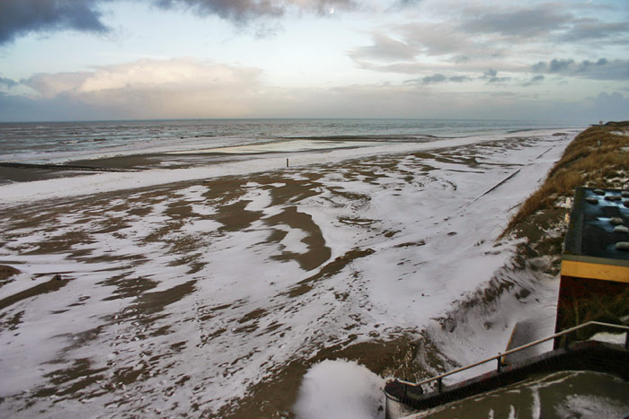 Schnee am Hauptstrand