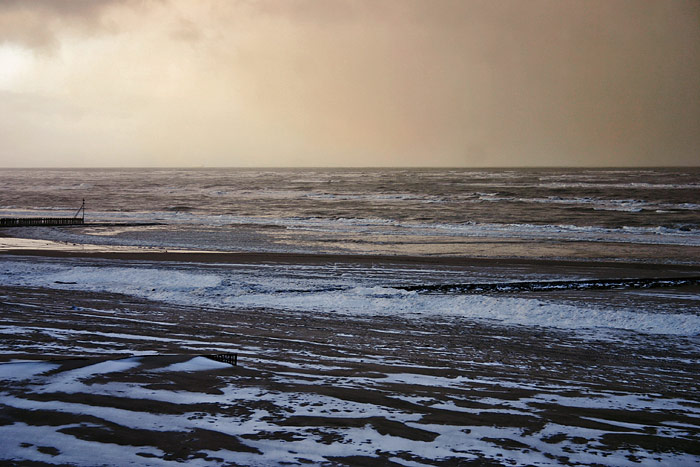 Schnee und Eis am Strand