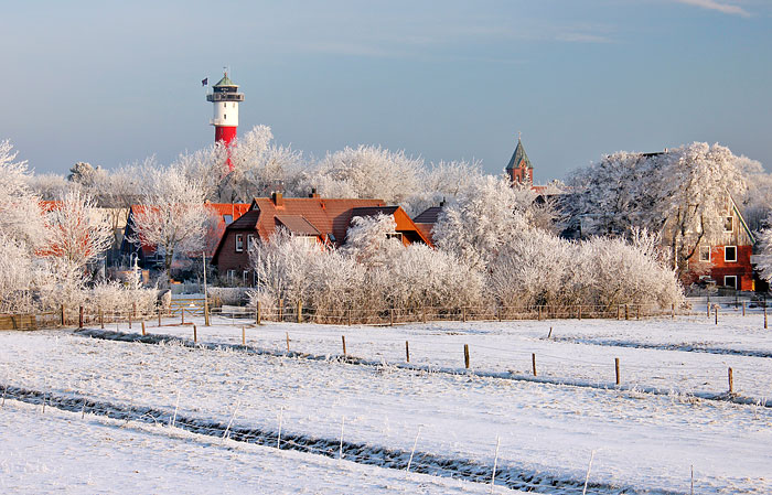 Winterliches Inseldorf vom Deich aus gesehen